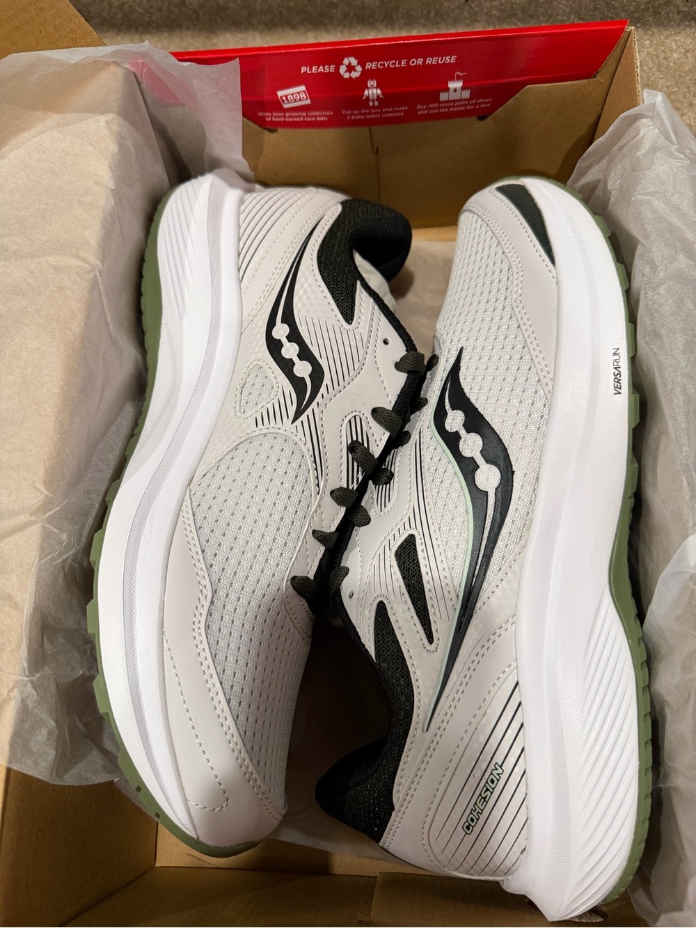 New in Box sz 10 Saucony Men's White, Black + Green Cohesion 16 Running Shoes